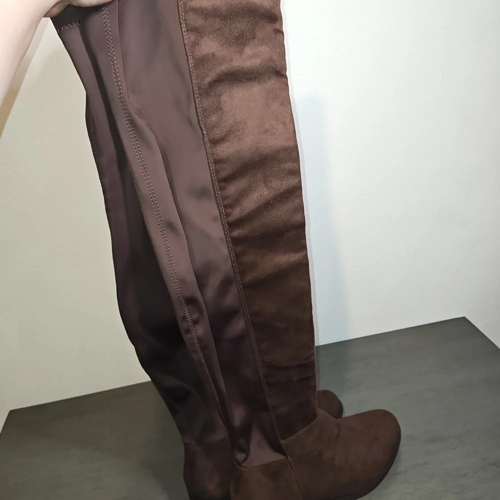 Top Moda Knee High 1- 1/2 Inch Heal Woman Faux Suede Brown Boots ,Size 10
